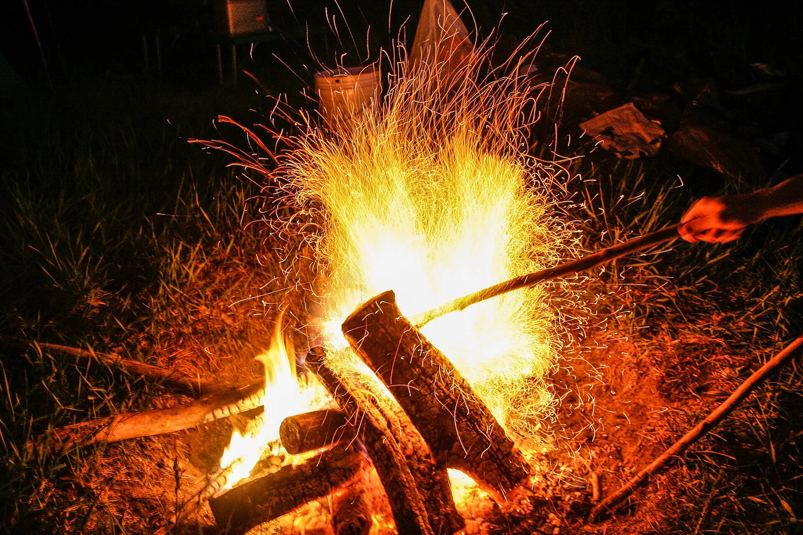 Grillstecken über einem knisternden Lagerfeuer